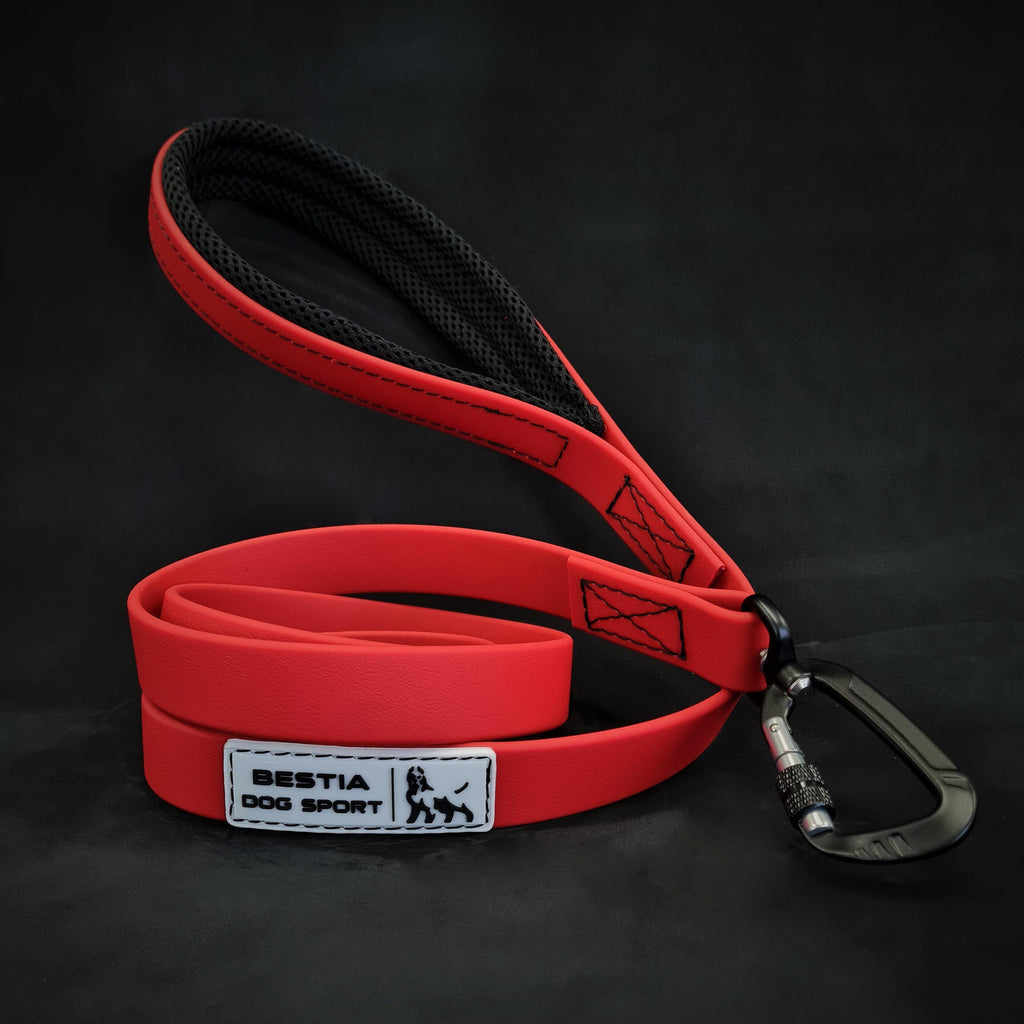 Red Bestia Dog Sport leash with black mesh handle and carabiner, ideal for active pets and outdoor walks.